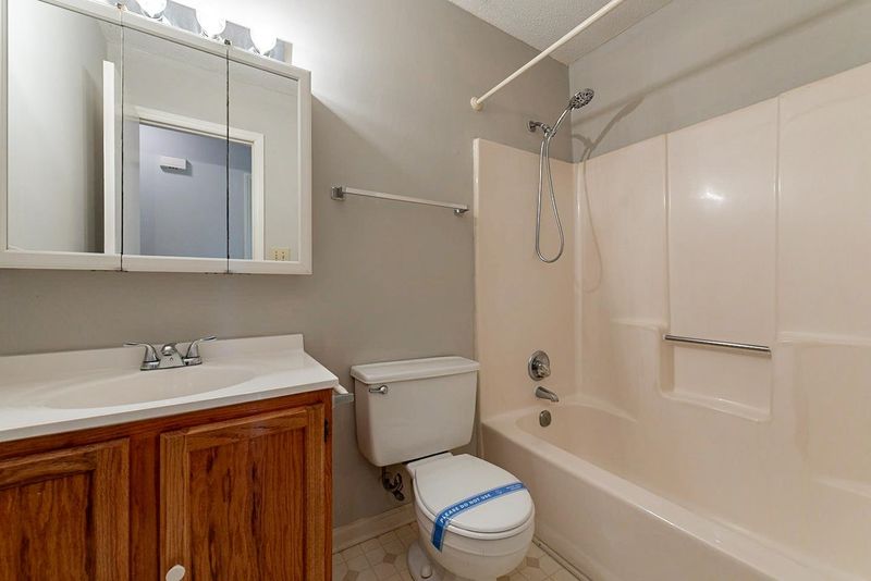 102 Cheshire Dr, Hillsborough, NC 27278