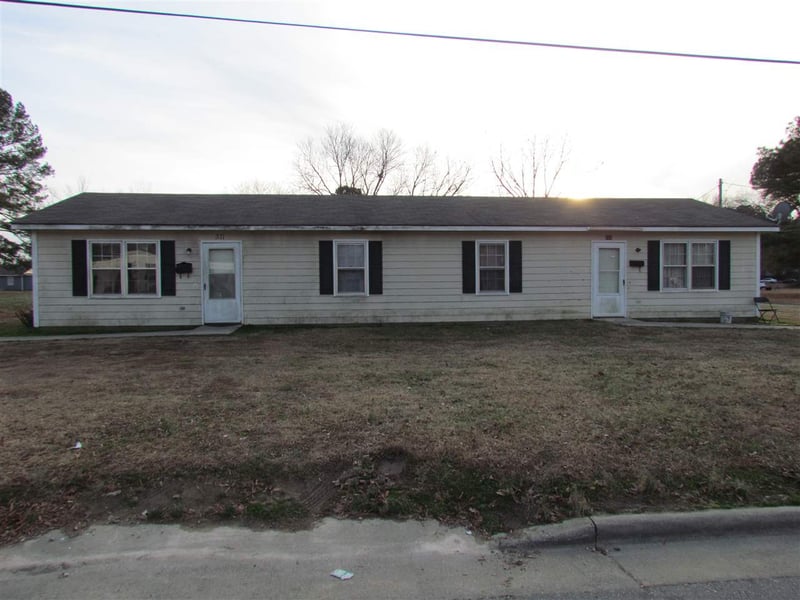 102 S Church St, Selma, NC 27576