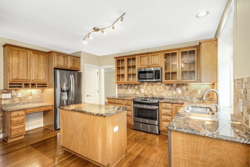 102 Colinsburgh Ct, Cary, NC 27518