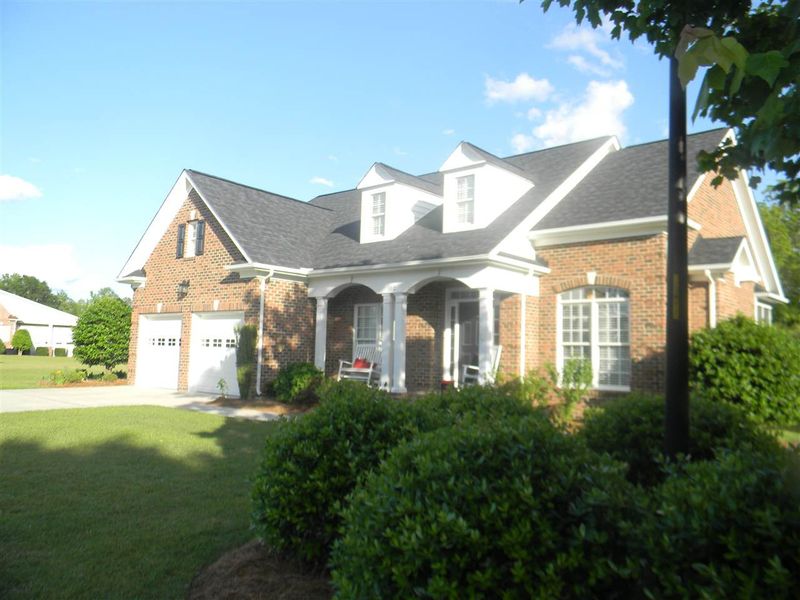 102 Colonade Ct, Benson, NC 27504