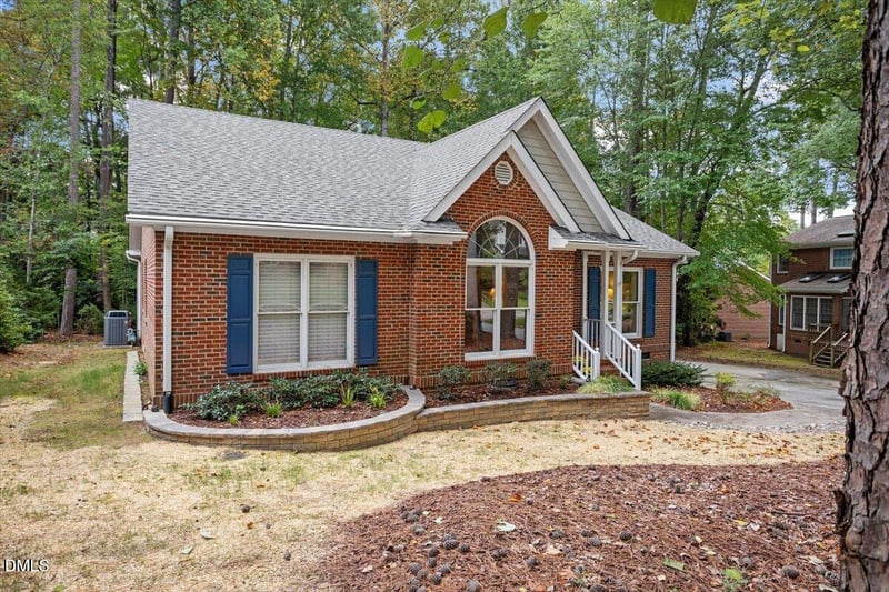 102 Coventry Ln, Cary, NC 27511