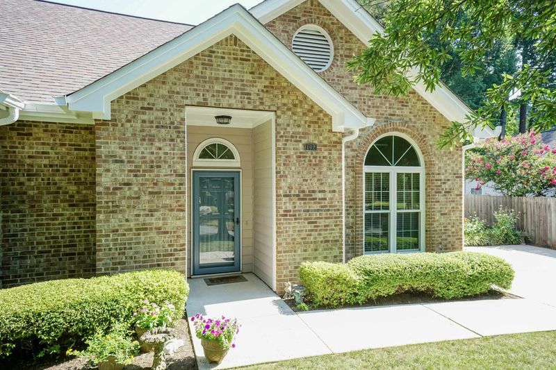 102 Covington Dr, Chapel Hill, NC 27514