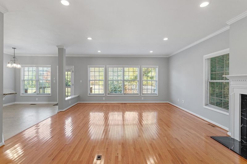 102 Deanscroft Ct, Cary, NC 27518