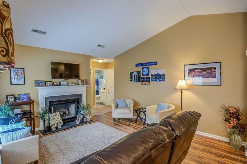 102 Duchess Ln, Chapel Hill, NC 27517