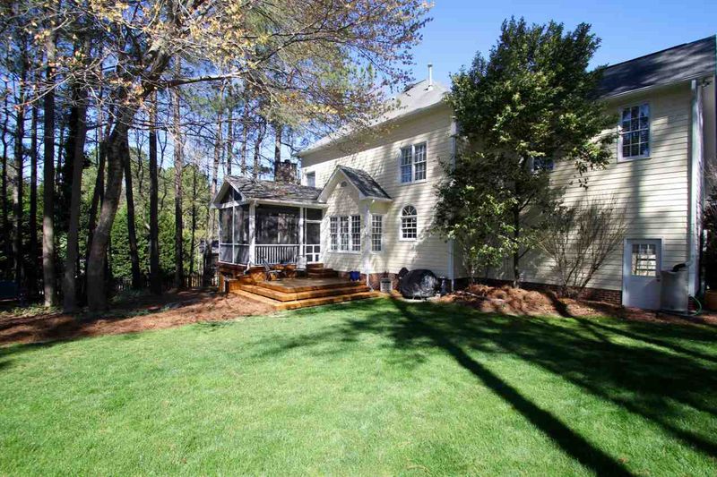 102 Earnscliff Ct, Cary, NC 27519