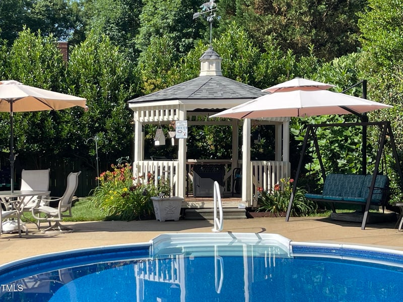 102 Forest Edge Dr, Cary, NC 27518