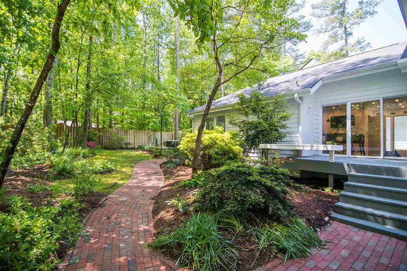 102 Forest Ridge Dr, Chapel Hill, NC 27514