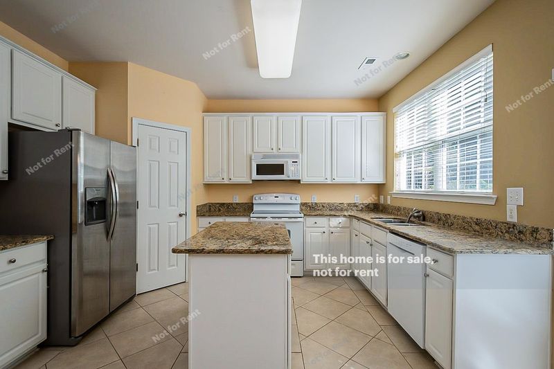 102 Gisborne Ct, Cary, NC 27519