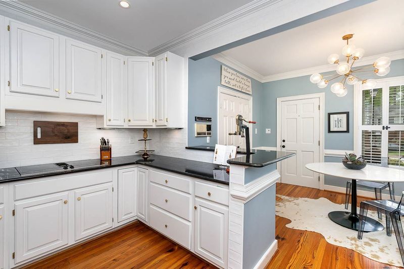 102 Greensview Dr, Cary, NC 27518