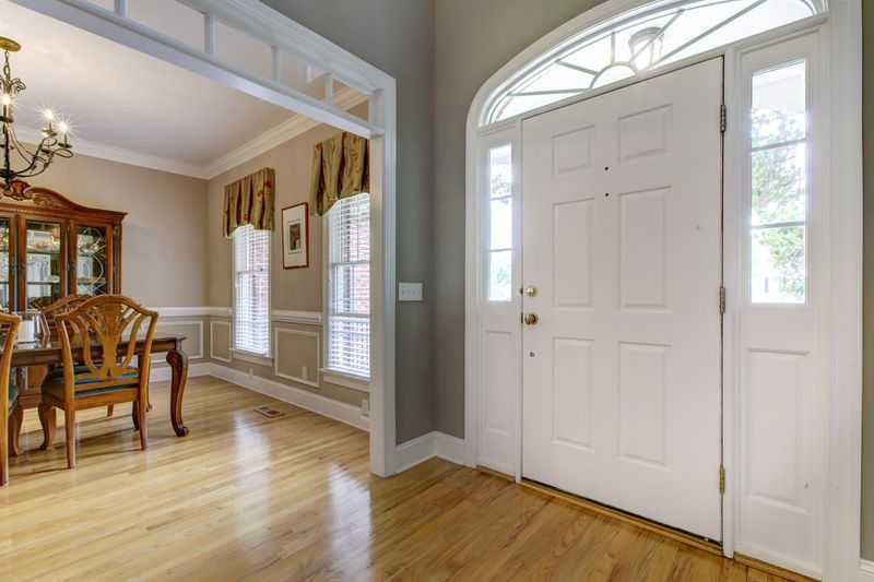 102 Heart Pine Dr, Cary, NC 27518