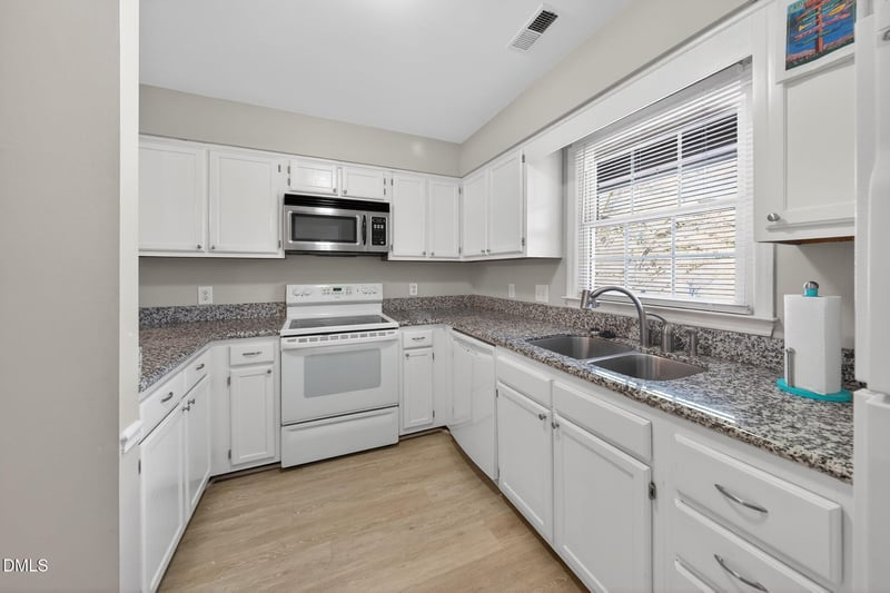 102 Lake Hollow Cir, Cary, NC 27513