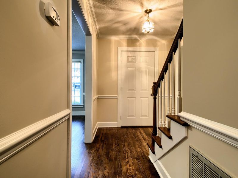 102 Leeward Ct, Cary, NC 27511