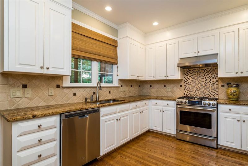 102 Mixedwood Ct, Cary, NC 27518