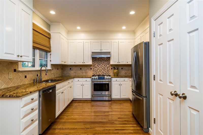 102 Mixedwood Ct, Cary, NC 27518