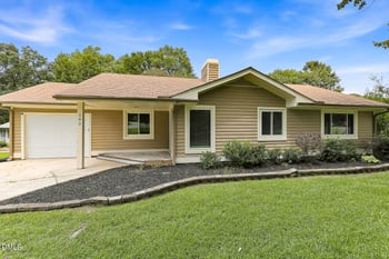 102 Oaklake Ct, Fuquay Varina, NC 27526