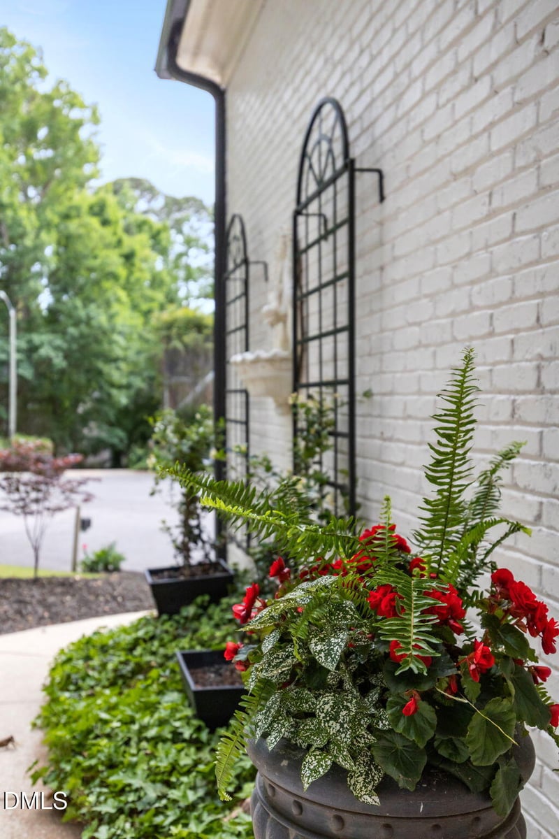 102 Parkgrove Ct, Cary, NC 27519