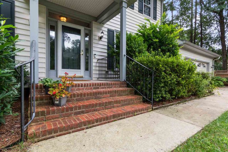 102 Pennsbury Ct, Cary, NC 27513