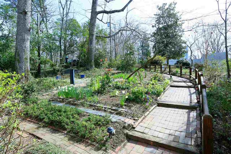 102 Pine Ln, Chapel Hill, NC 27514
