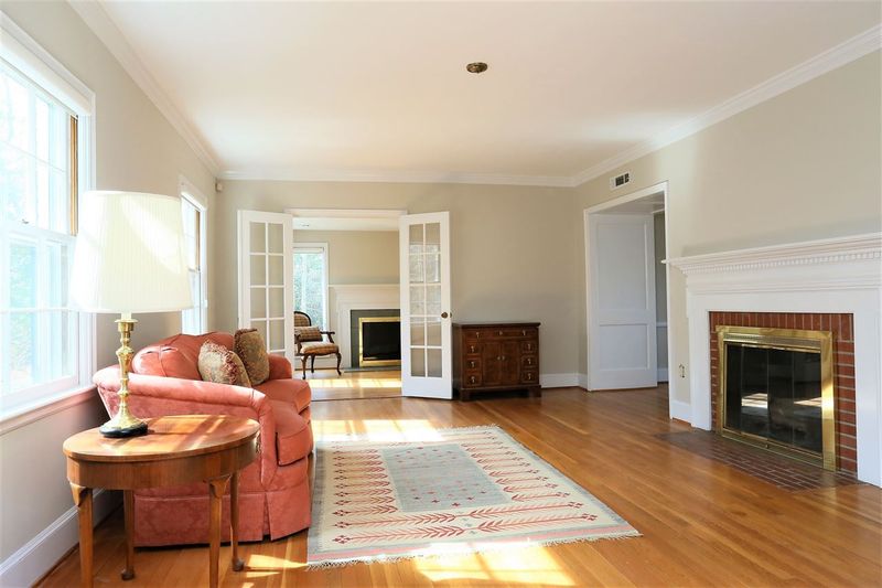 102 Pine Ln, Chapel Hill, NC 27514