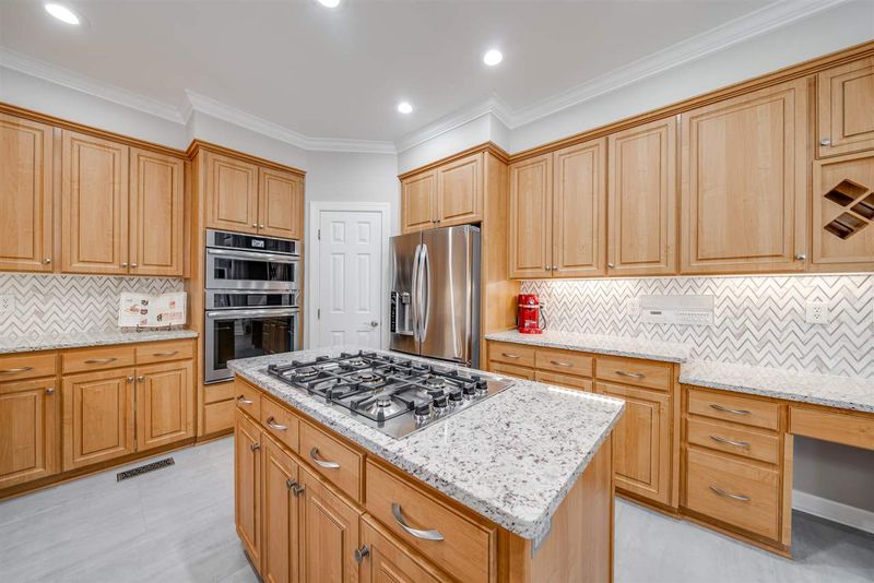 102 Ravenhollow Ct, Cary, NC 27518