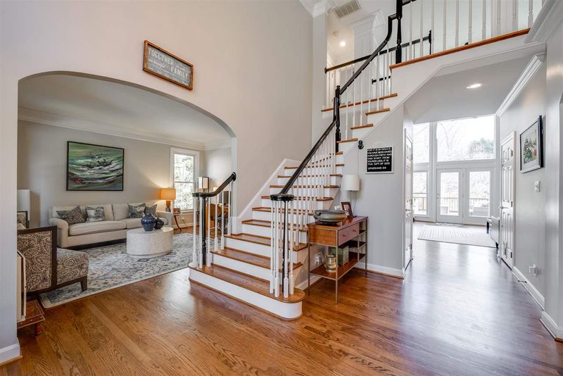 102 Ravenhollow Ct, Cary, NC 27518