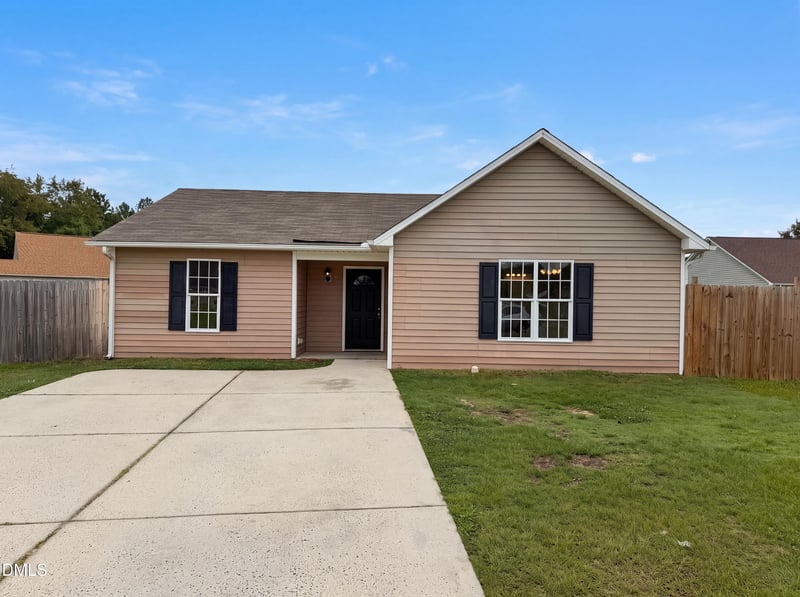 102 Reebe Cir, Selma, NC 27576
