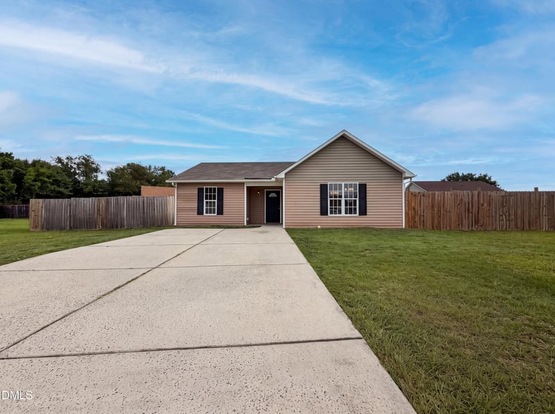 102 Reebe Cir, Selma, NC 27576