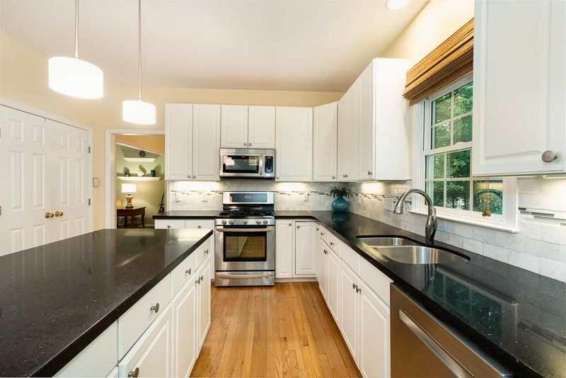 102 Rodwell Ct, Cary, NC 27518