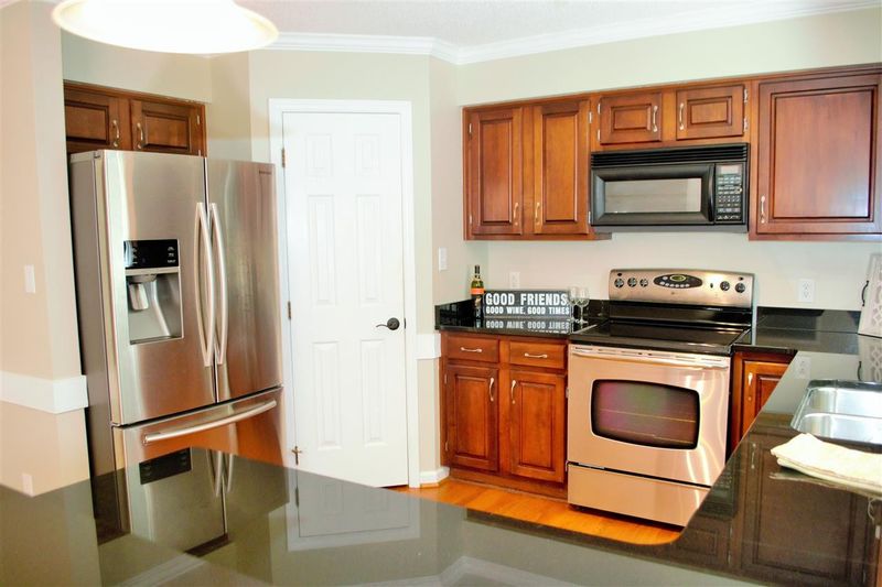 102 Springwater Ct, Cary, NC 27513