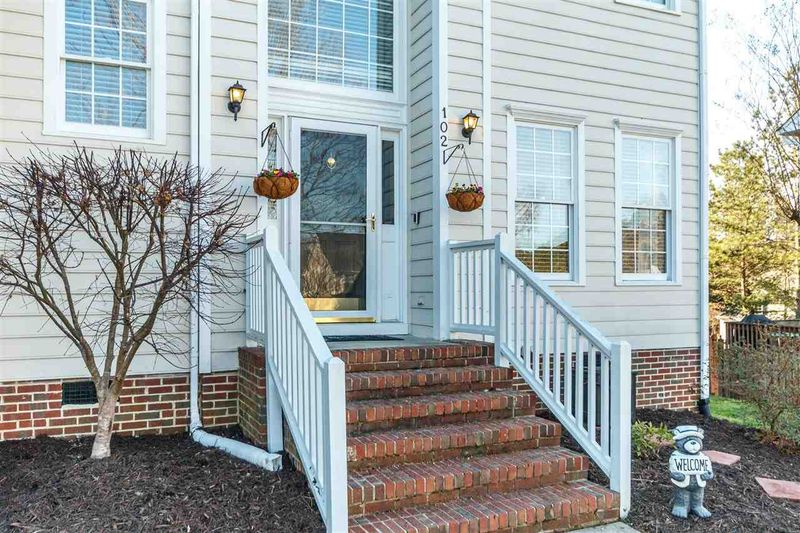 102 Starden Brook Ct, Cary, NC 27519
