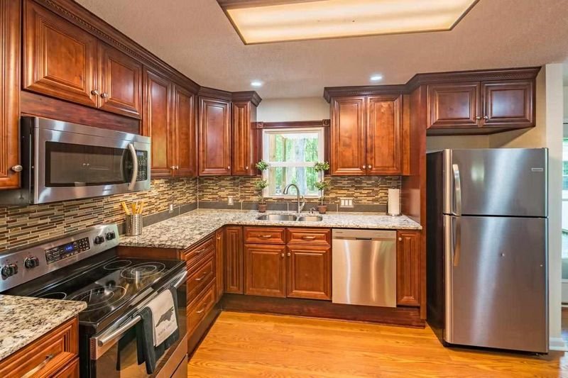 102 Valley Pl, Chapel Hill, NC 27516
