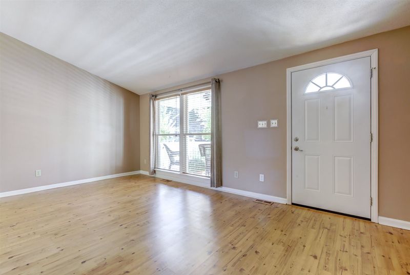 102 Willoughby Ln, Cary, NC 27513