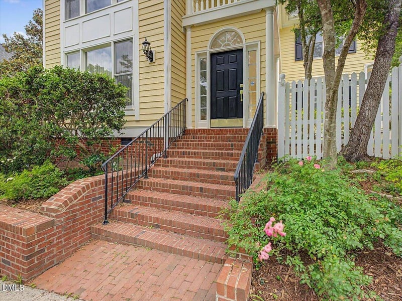 102 Winston Ridge Dr, Chapel Hill, NC 27516