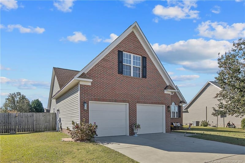 1024 Greenhouse Dr, Hope Mills, NC 28348