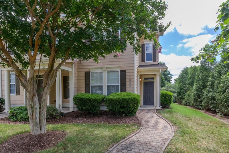 1025 Freeport Dr, Cary, NC 27519