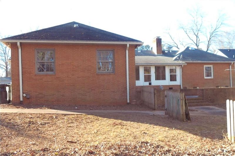 1025 Valleydale Dr, Burlington, NC 27215