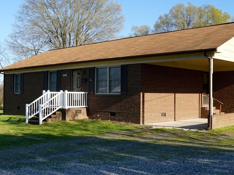 1027 Apple St, Burlington, NC 27217