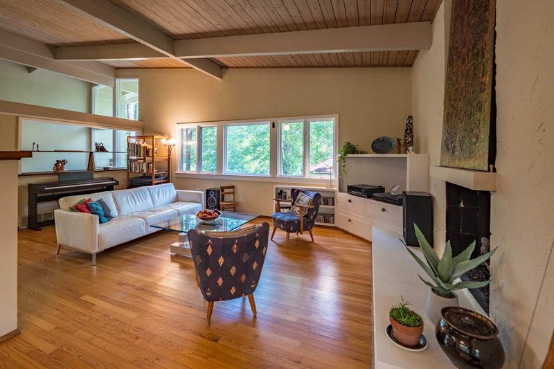 1027 Highland Woods Rd, Chapel Hill, NC 27517