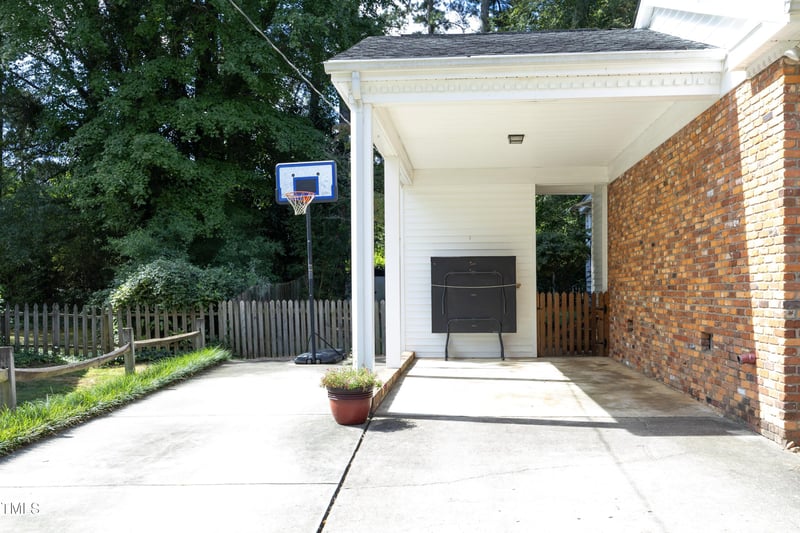 1028 Cedarhurst Dr, Raleigh, NC 27609