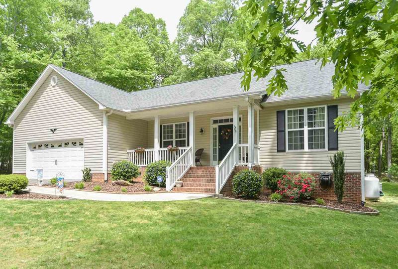 103 Onslow Ct, Mebane, NC 27302