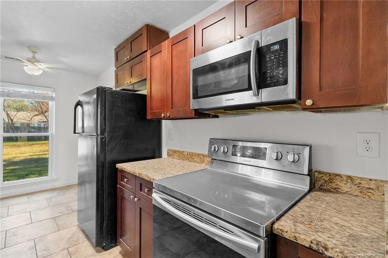 1033 Oakstone Dr, Fayetteville, NC 28314