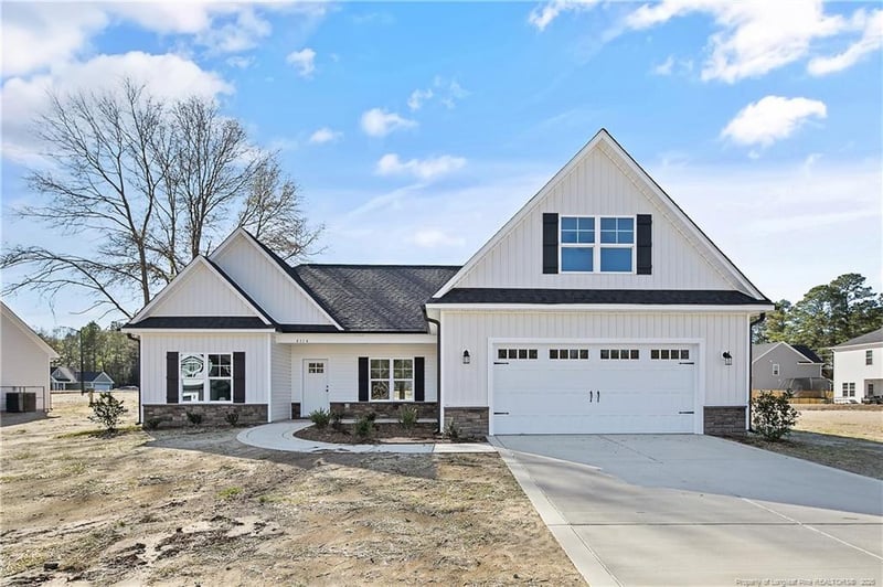 1038 White Plains Dr, Fayetteville, NC 28312