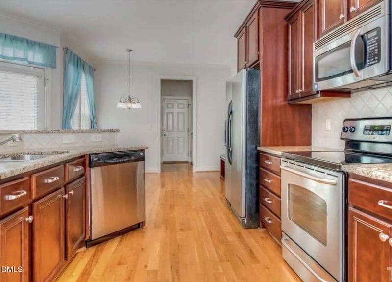 104 Amberglen Ln, Holly Springs, NC 27540
