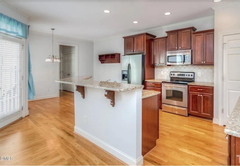 104 Amberglen Ln, Holly Springs, NC 27540