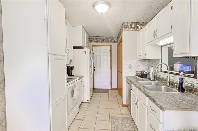 104 Blue Jay Ct, Fayetteville, NC 28306