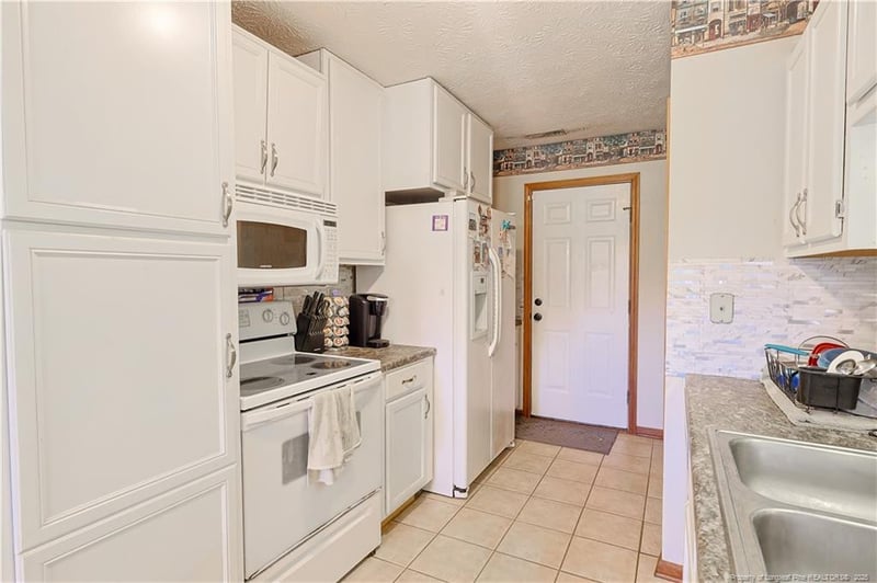 104 Blue Jay Ct, Fayetteville, NC 28306