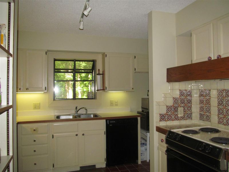 104 Dixie Dr, Chapel Hill, NC 27514