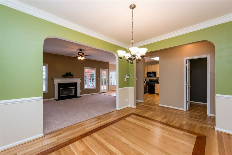 104 Holmhurst Ct, Cary, NC 27519