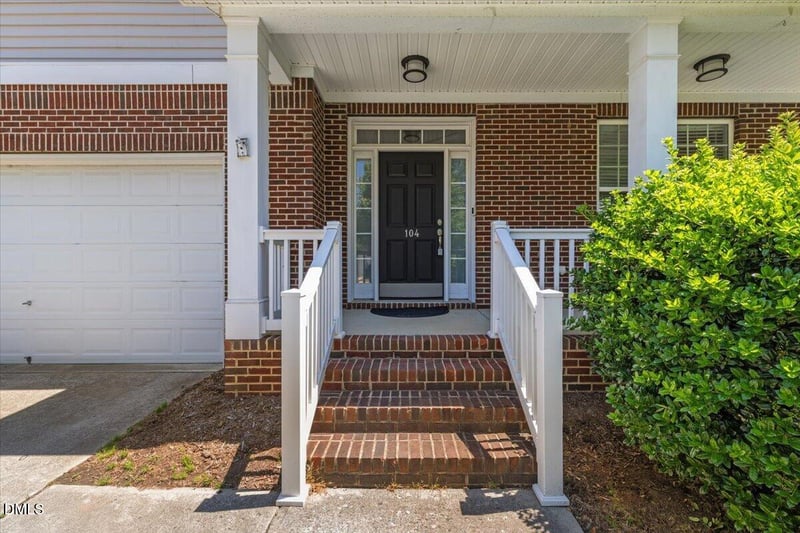 104 Leafy Holly Dr, Holly Springs, NC 27540