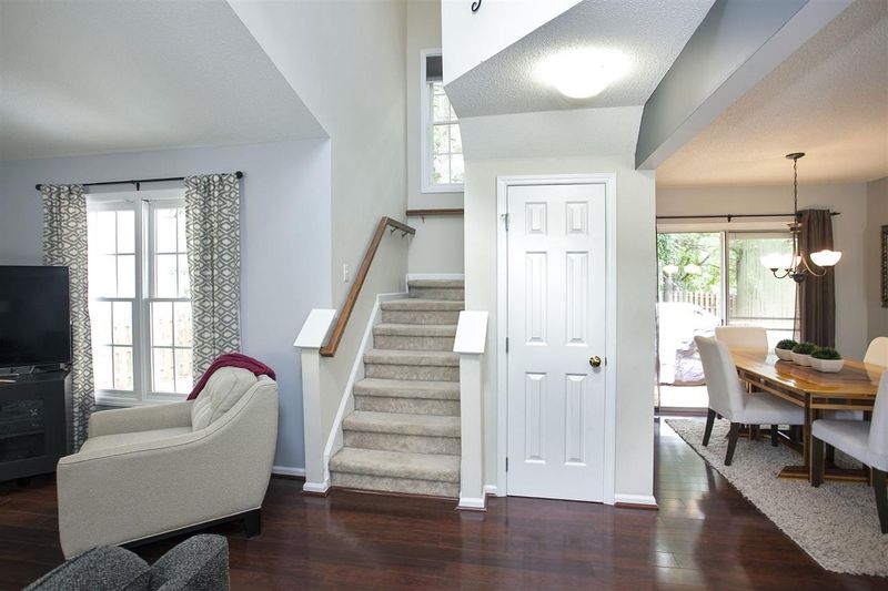 104 Longhurst Ct, Cary, NC 27519